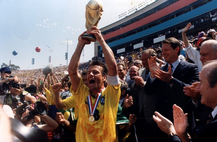 Dunga levanta la copa del mundial Dunga levanta la copa del mundial